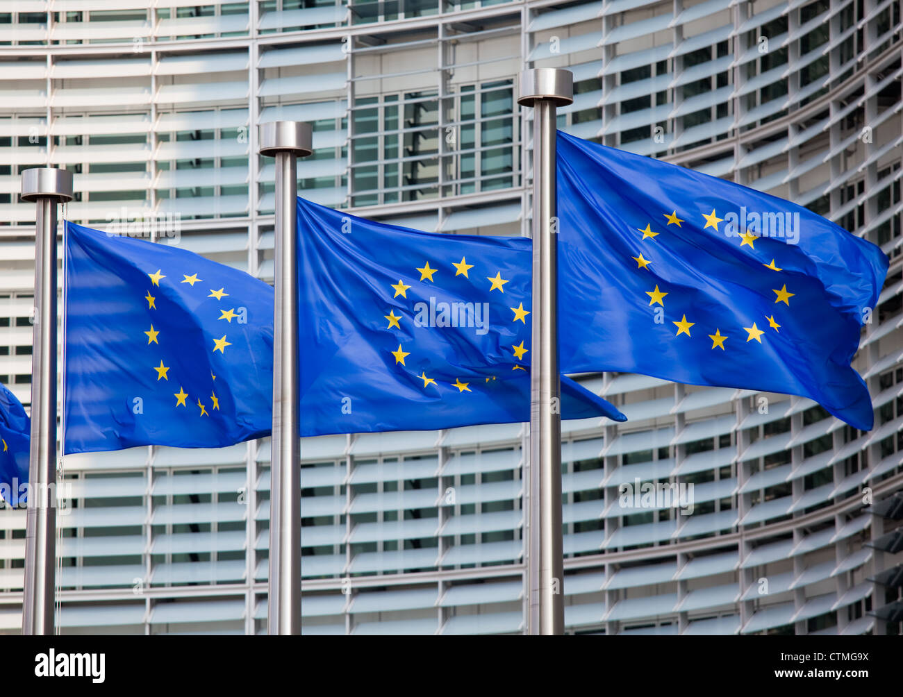 Bandiere europee di fronte all'edificio Berlaymont, sede della Commissione europea a Bruxelles. Foto Stock