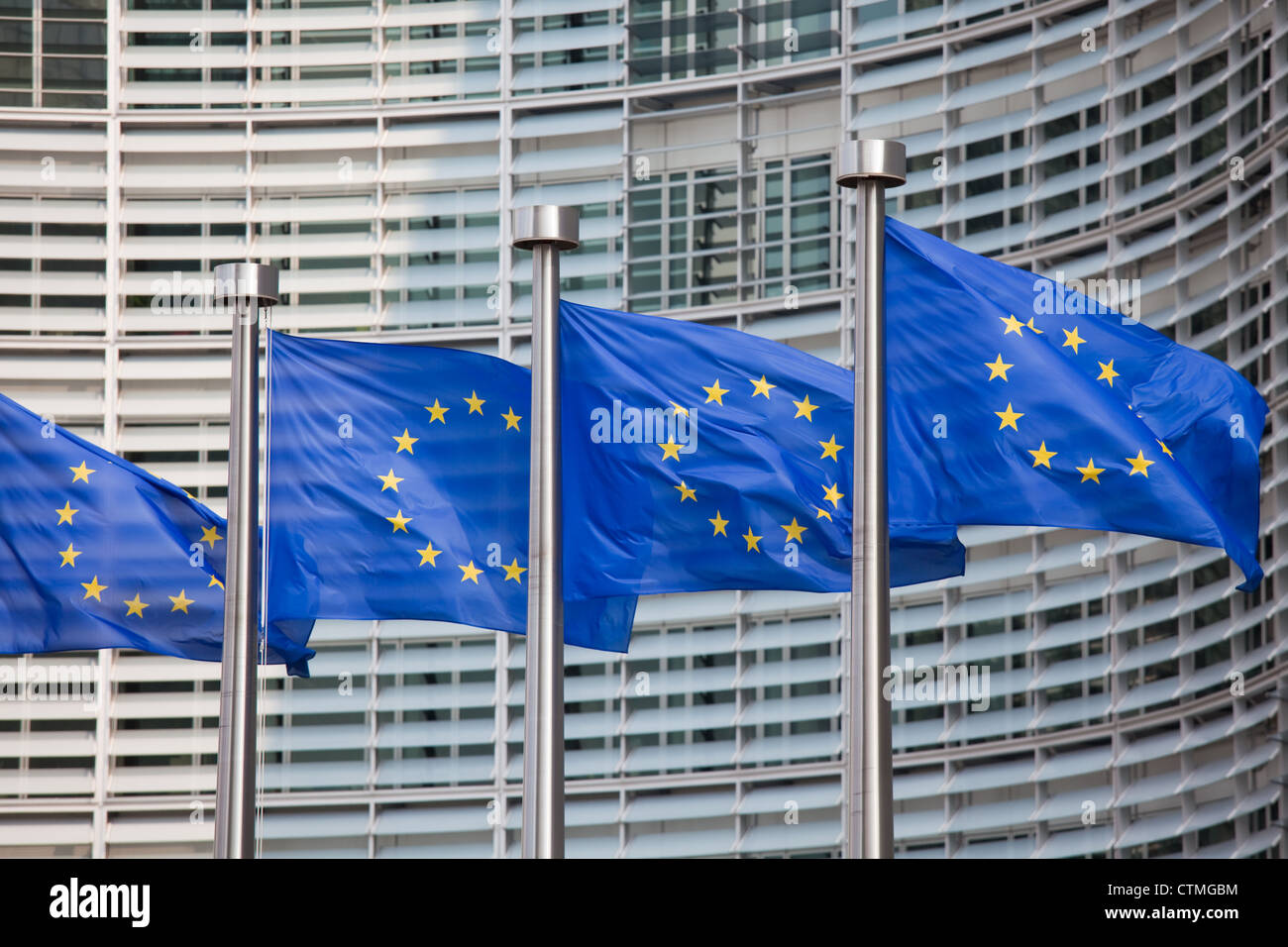 Bandiere europee di fronte all'edificio Berlaymont, sede della Commissione europea a Bruxelles. Foto Stock