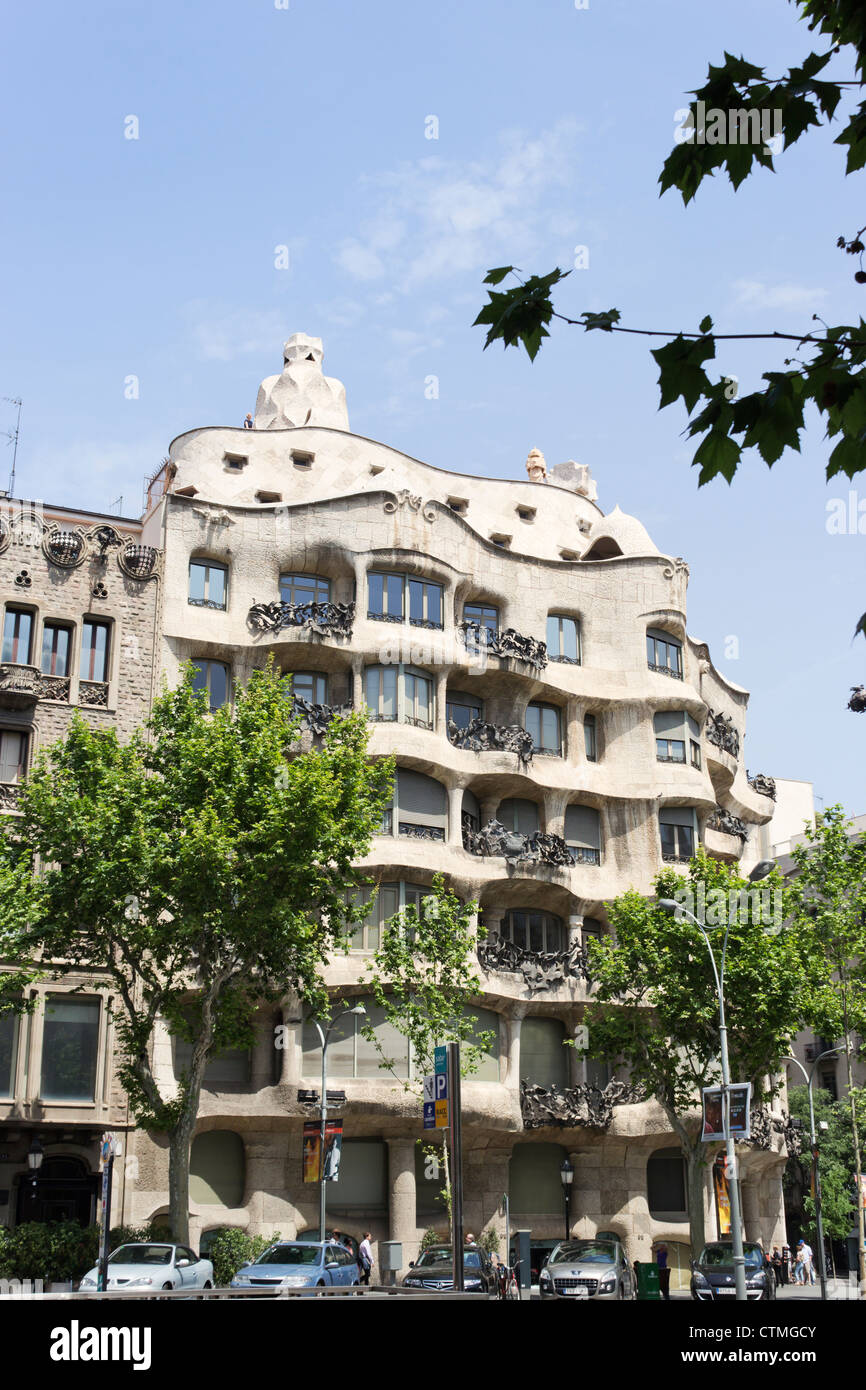 Passeig de Gràcia, Barcellona, in Catalogna, Spagna. Esterno della Casa Milà, meglio conosciuta come La Pedrera. Foto Stock