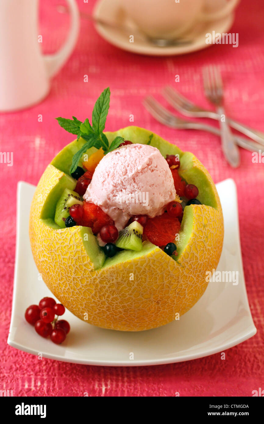 Melone con frutta e gelato. Ricetta disponibile. Foto Stock
