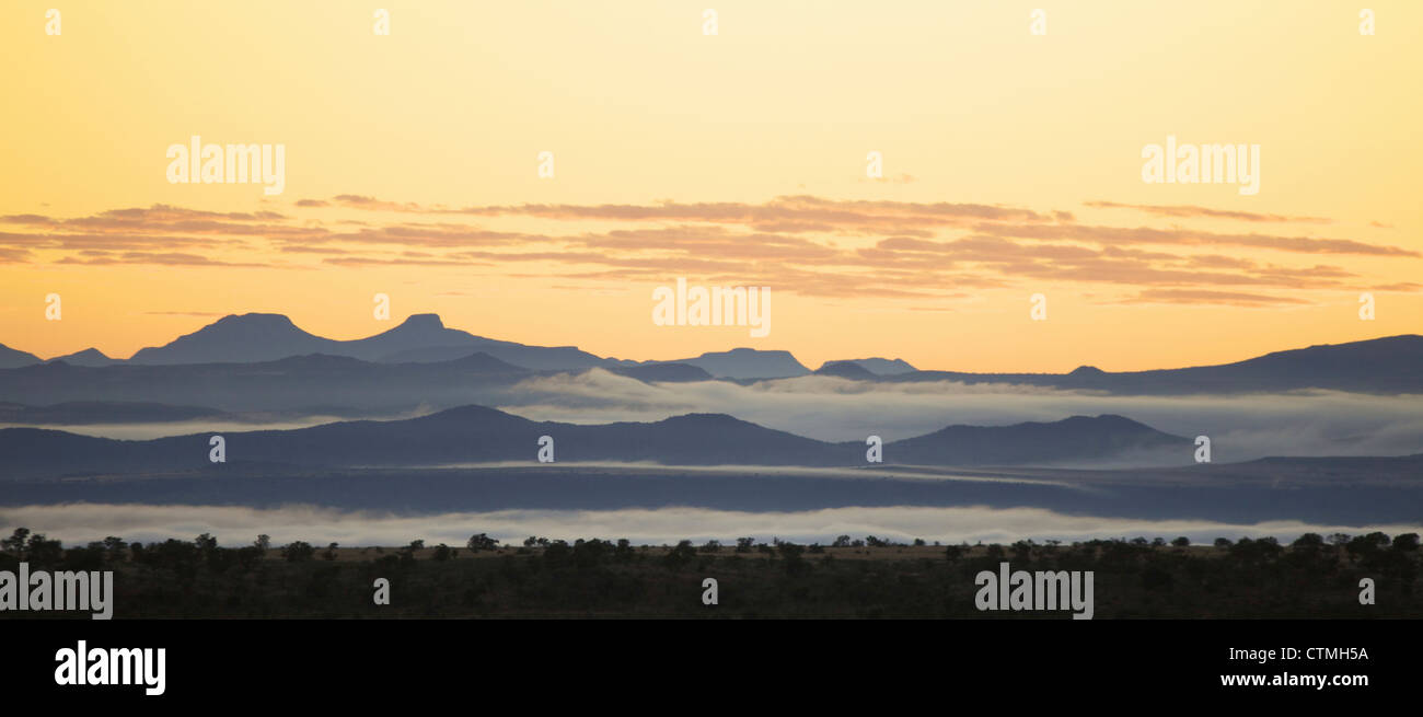 Una vista panoramica all'alba in Mountain Zebra National Park, Capo orientale, Sud Africa Foto Stock