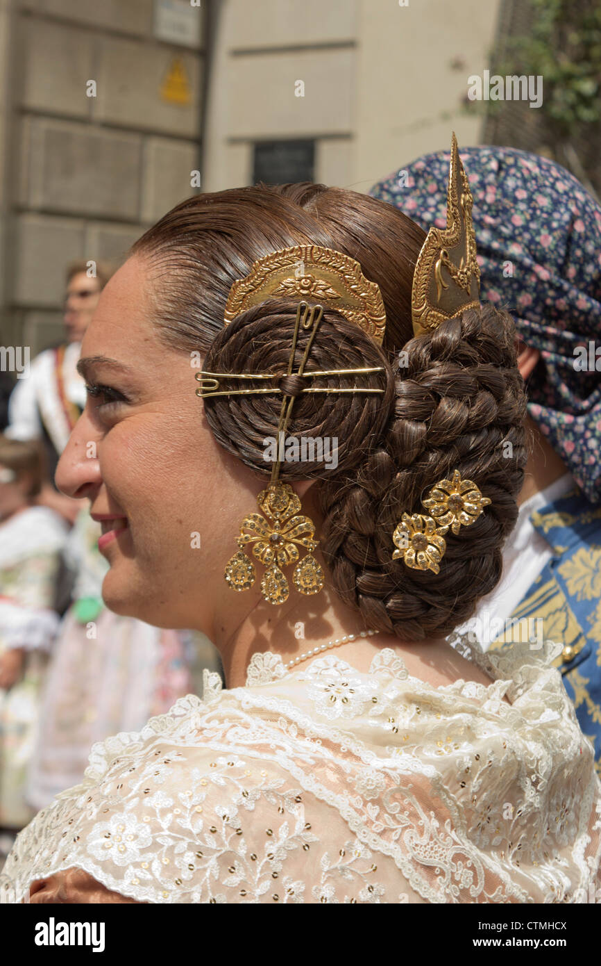 Dettaglio di ornati di acconciatura Fallera sulla donna spagnola nel tradizionale costume valenziano. Foto Stock