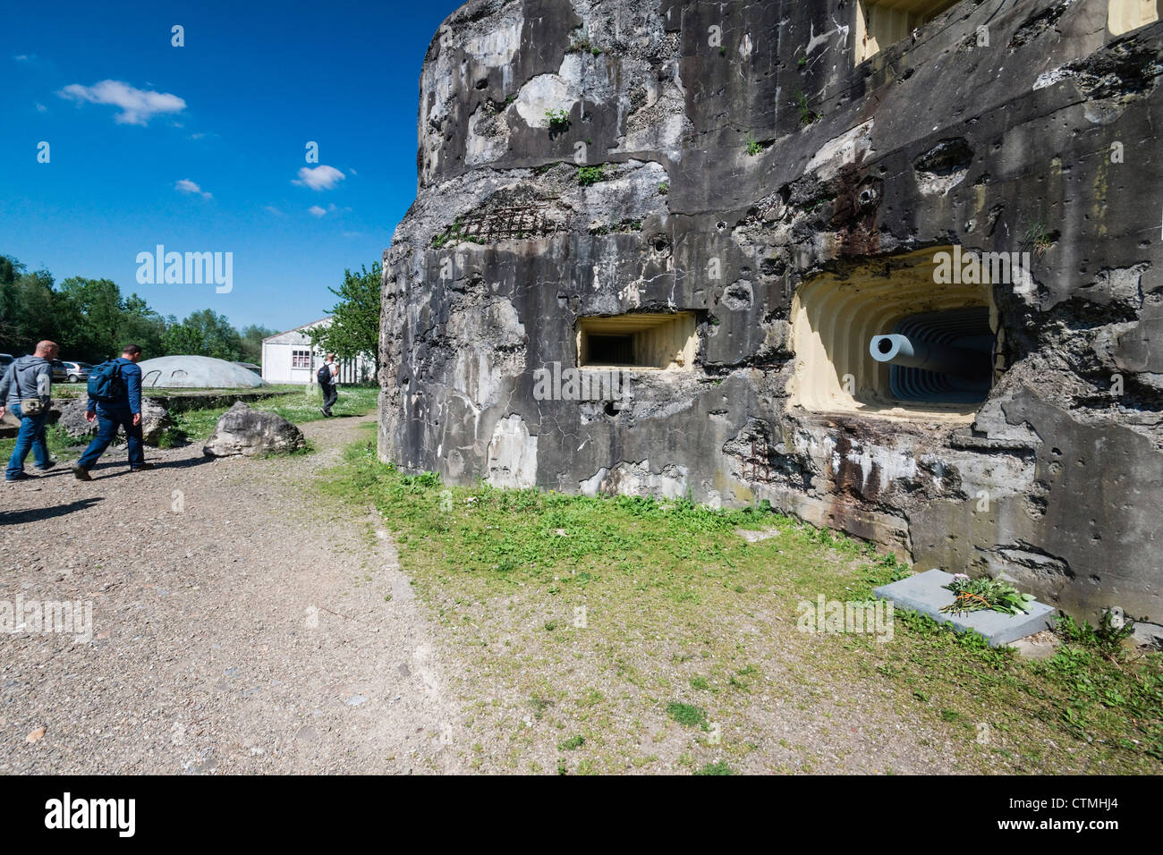 Il Belgio. La gente che camminava da una pistola casemate vicino all'ingresso a fort Eben Emael, catturata dai paracadutisti tedeschi nel maggio 1940 Foto Stock