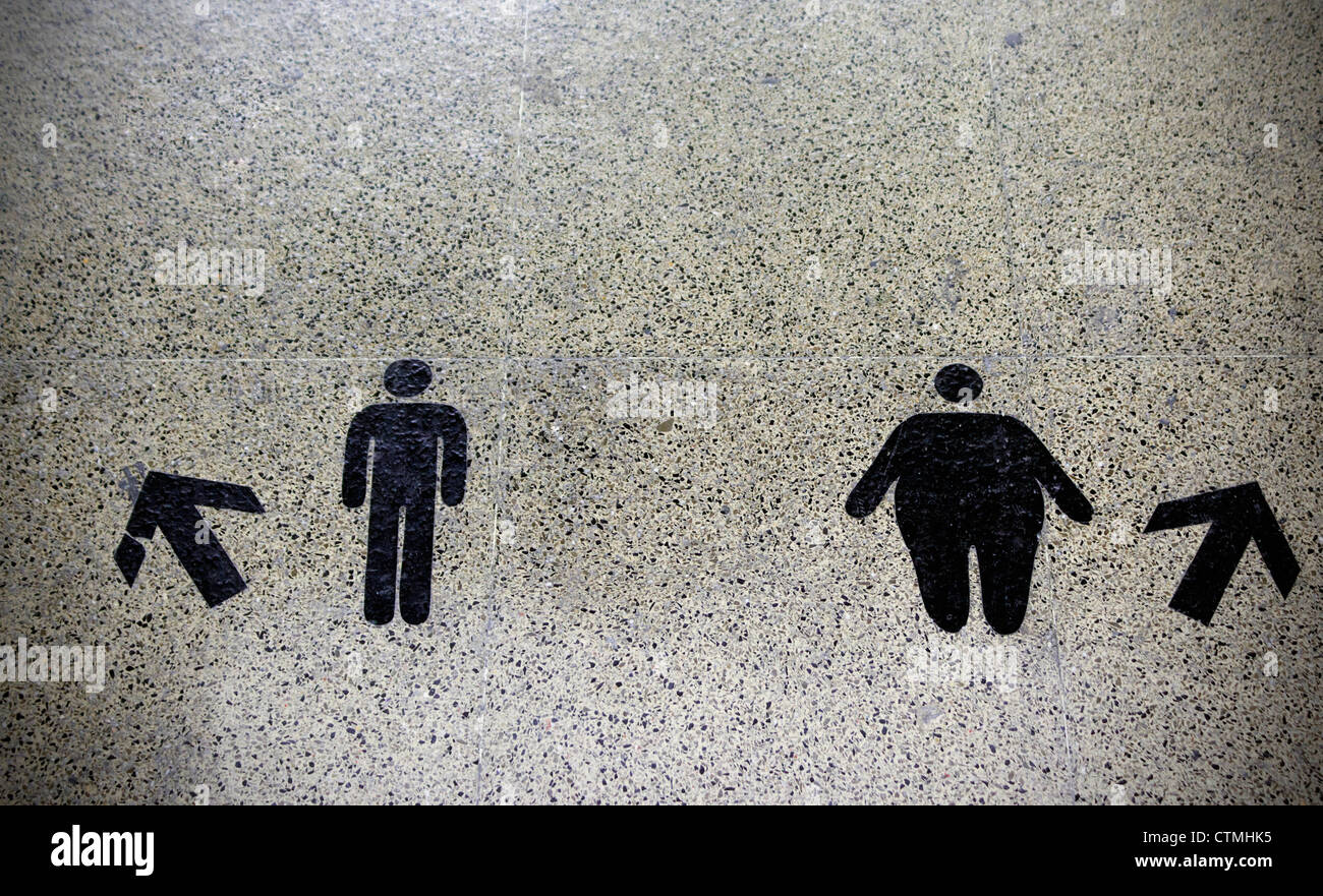 Segno visibile nella metropolitana di Barcellona sottile indicante la gente a usare le scale e grasso di persone ad utilizzare l'Escalator Foto Stock