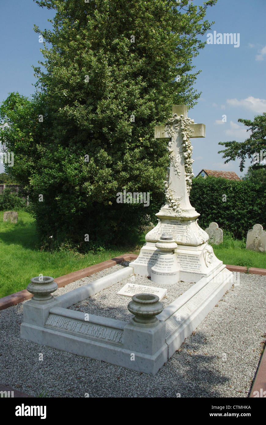 Elaborare lapide segna il luogo di sepoltura della famiglia Shuttleworth in St Leonard chiesa vecchia Operaio Foto Stock