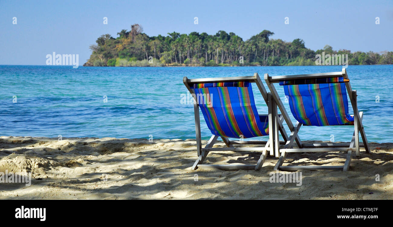 Sun beach sedia sulla riva vicino al mare Foto Stock