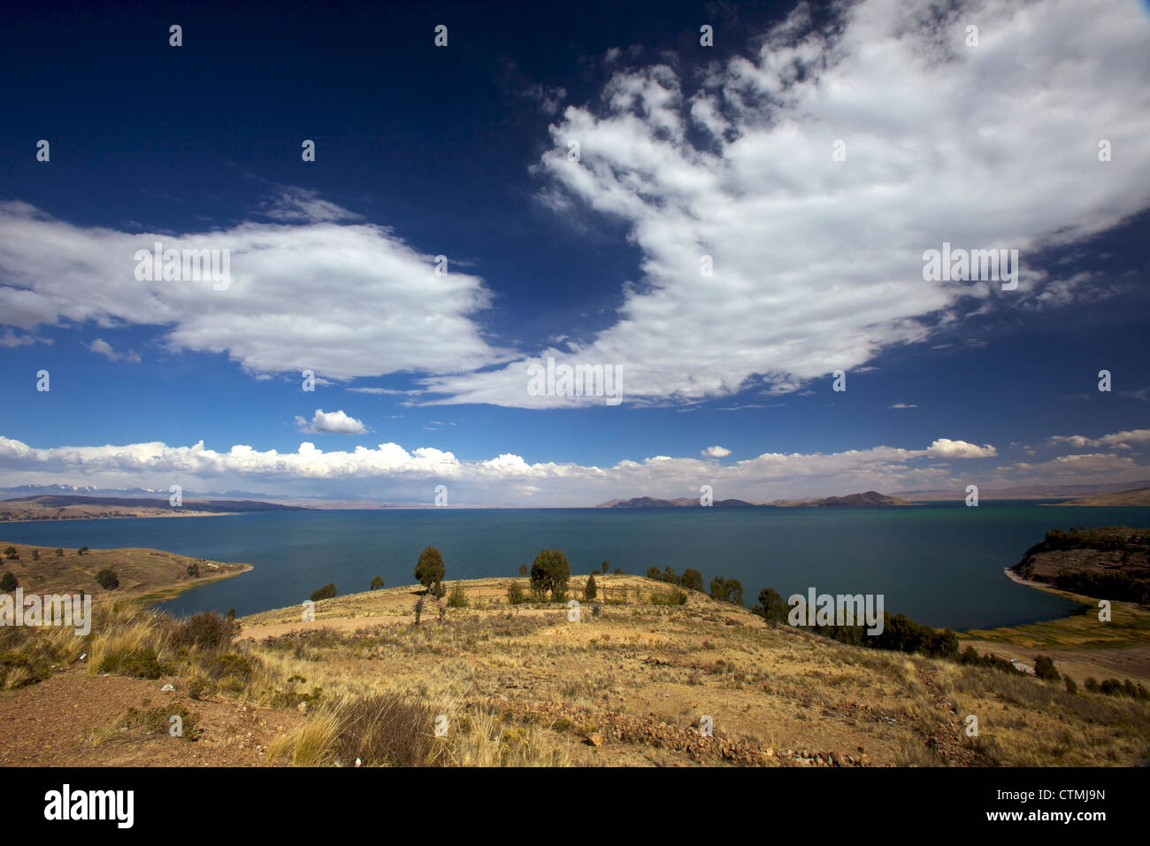 Tipico paesaggio intorno al lago Titicaca litorale, Bolivia, La Paz, Sud America Foto Stock