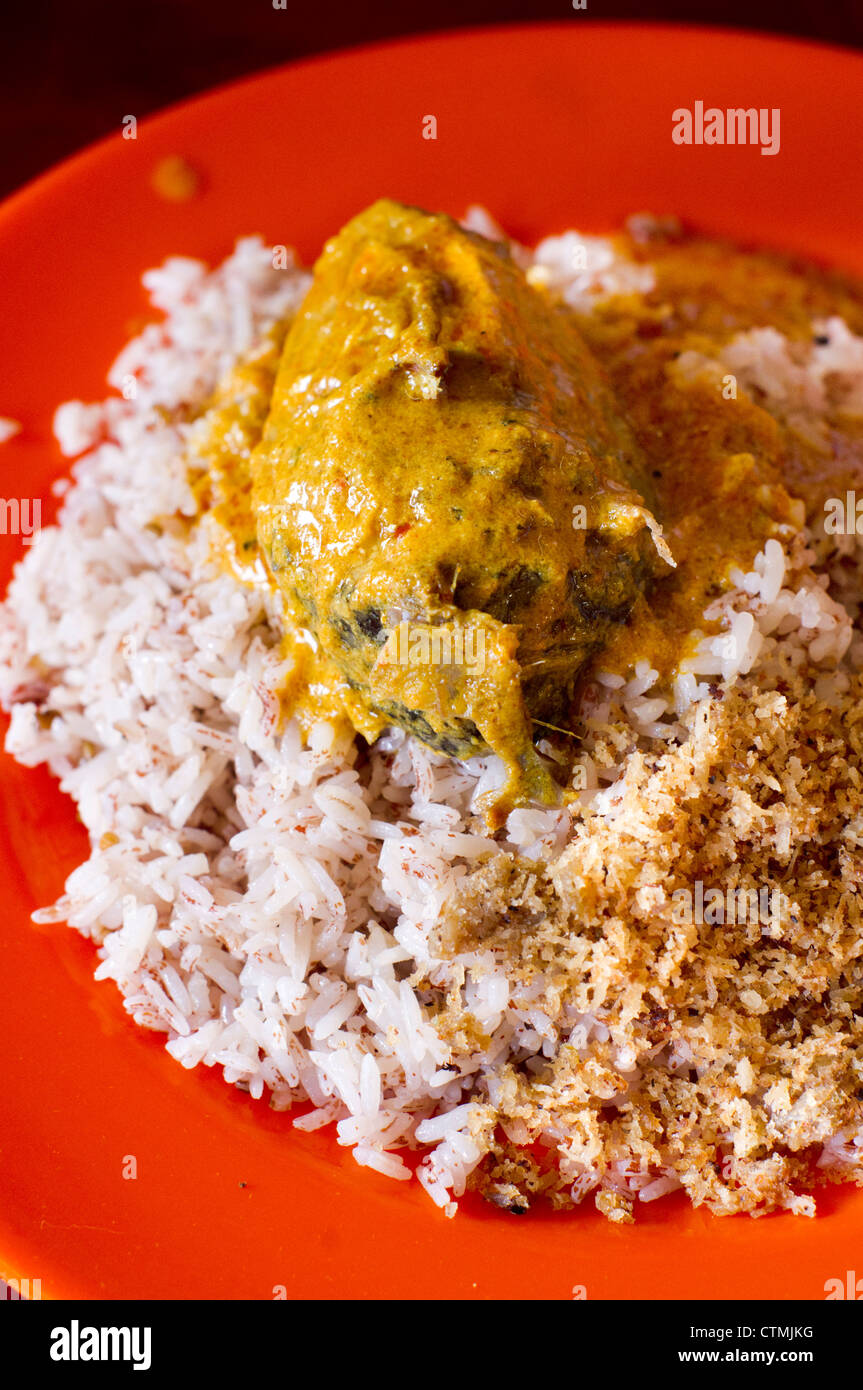 Nasi dagang, comunemente trovati nella costa orientale della penisola della Malesia, come Terengganu e Kelantan. Foto Stock