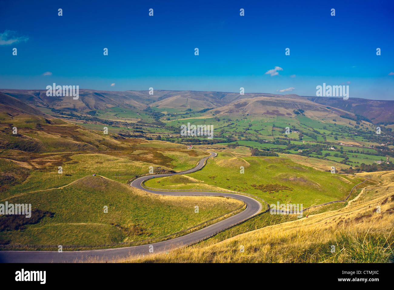 Valle di Edale e Kinder Scout dal vertice di Mam Tor nel Parco Nazionale di Peak District Derbyshire England Regno Unito Foto Stock