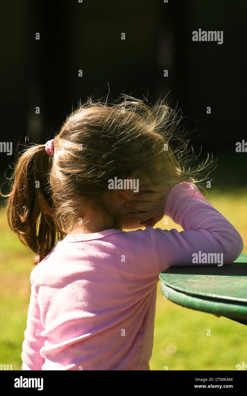 Il Toddler girl appoggiato la testa sulla mano, Johannesburg, Sud Africa Foto Stock