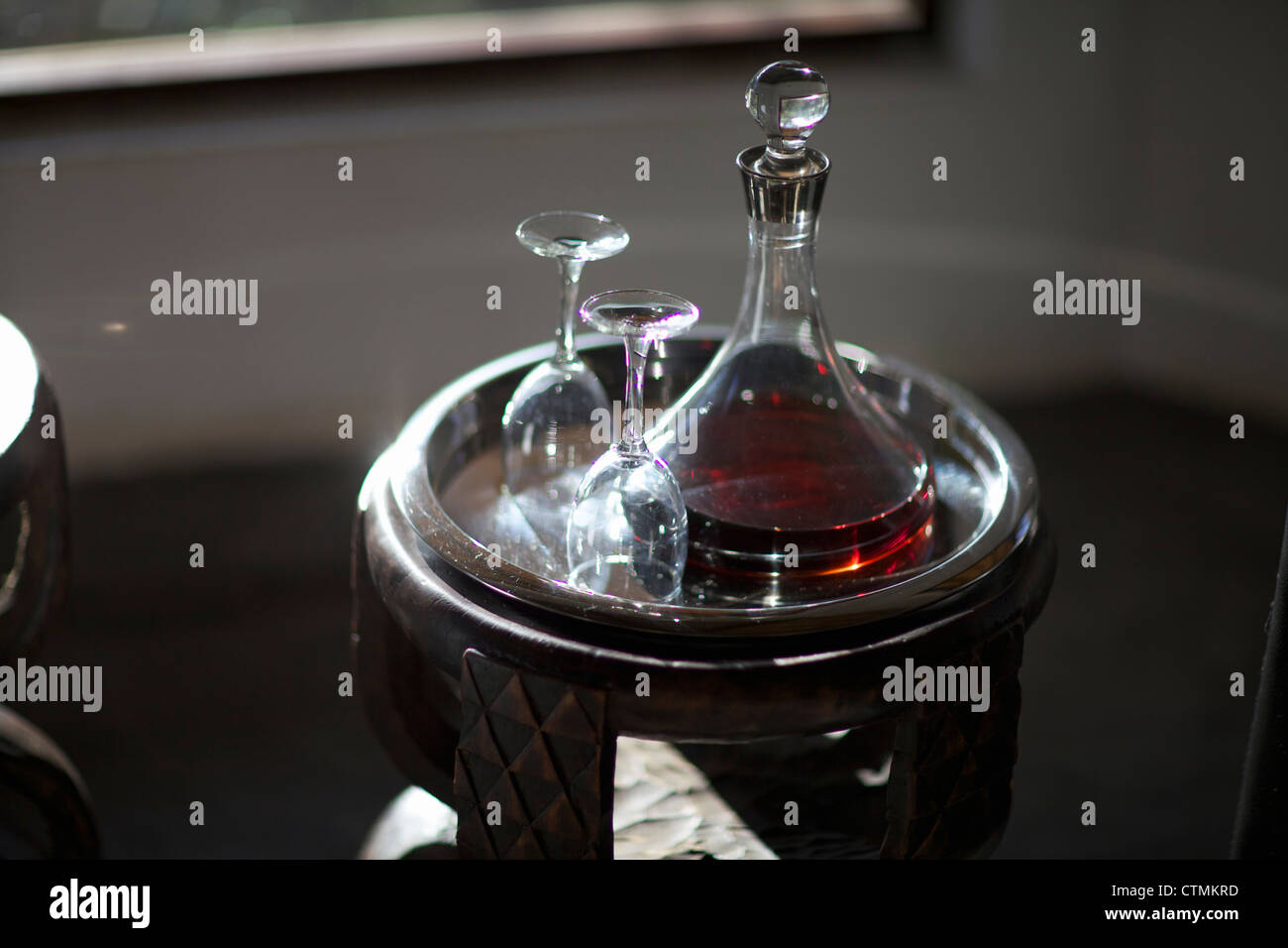 Vino e bicchieri di vino su un piatto di portata, Pondoro Game Lodge, Balule riserva naturale privata, Limpopo. Sud Africa Foto Stock