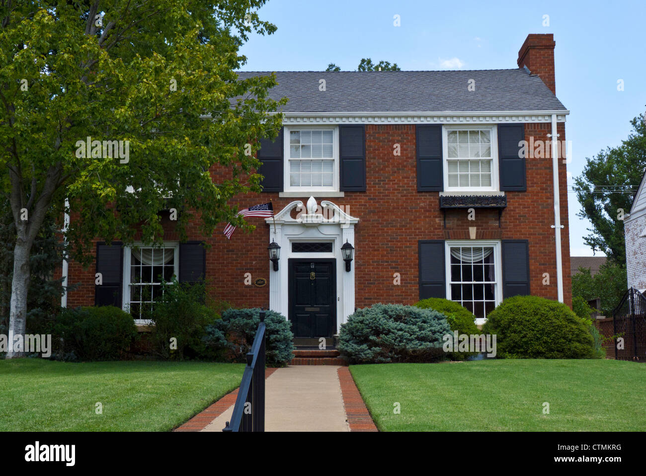 Casa in mattoni rossi con bandiera per giorno di indipendenza in Oklahoma City, OK, STATI UNITI D'AMERICA Foto Stock