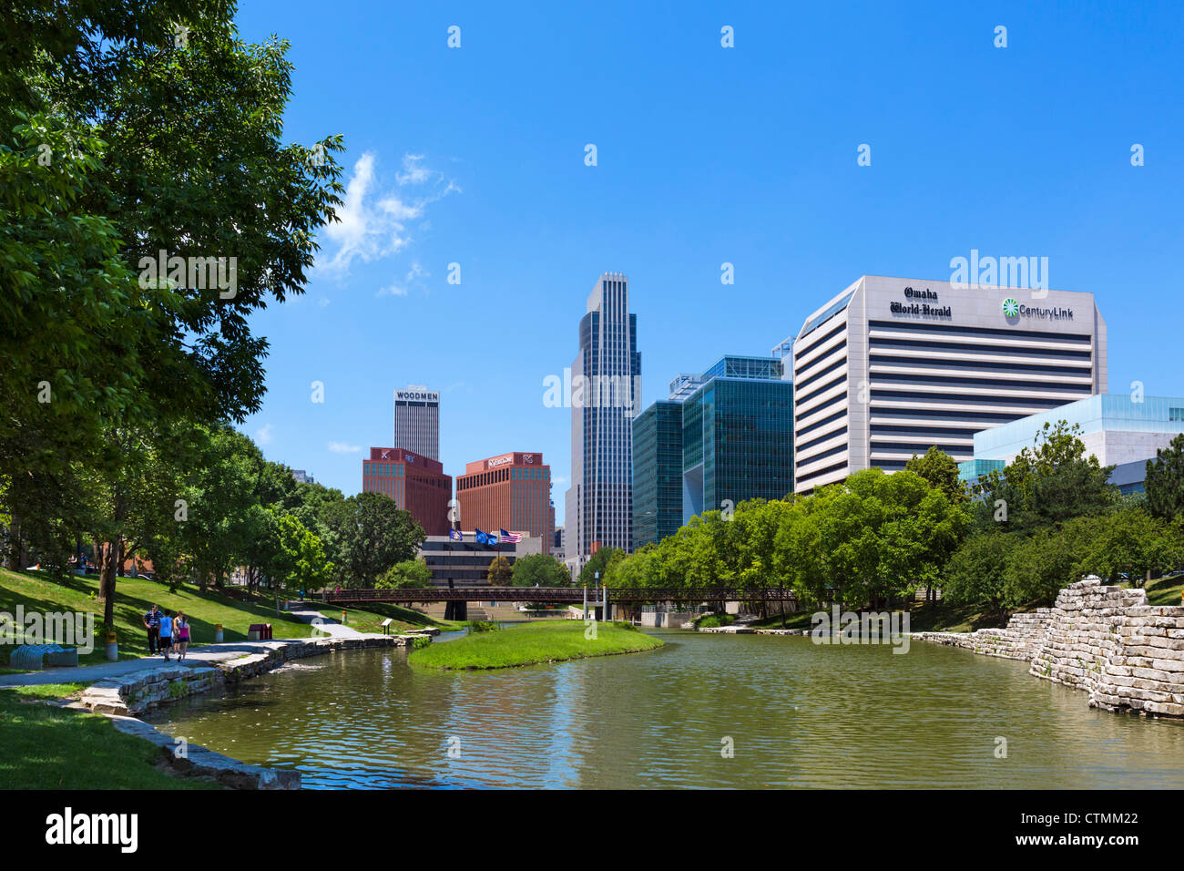 Lo skyline della città dal gene Leahy Mall (noto anche come Central Park), Omaha, Nebraska, STATI UNITI D'AMERICA Foto Stock
