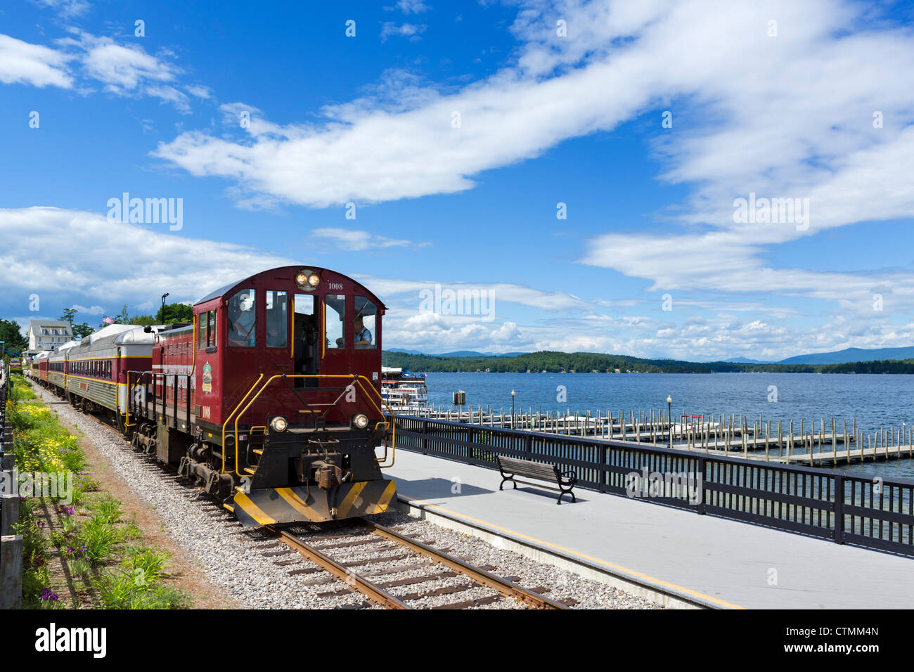 Lago di treno in sbarramenti spiaggia sul lago Winnipesaukee, Regione dei Laghi, New Hampshire, STATI UNITI D'AMERICA Foto Stock