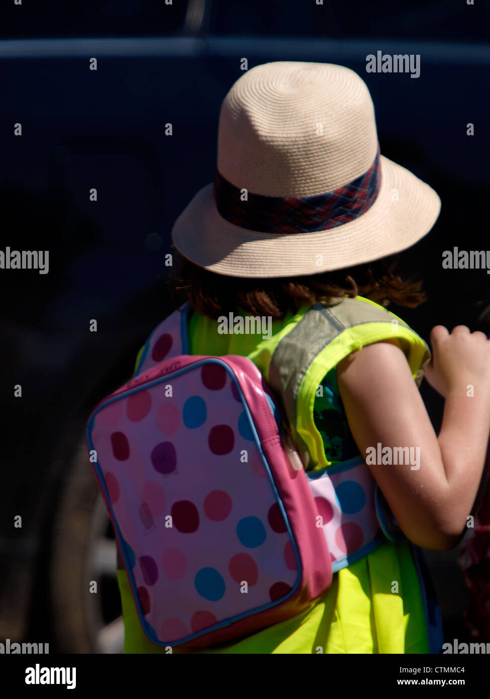 Giovane ragazza in paglia cappello per il sole e macchie zaino, REGNO UNITO Foto Stock