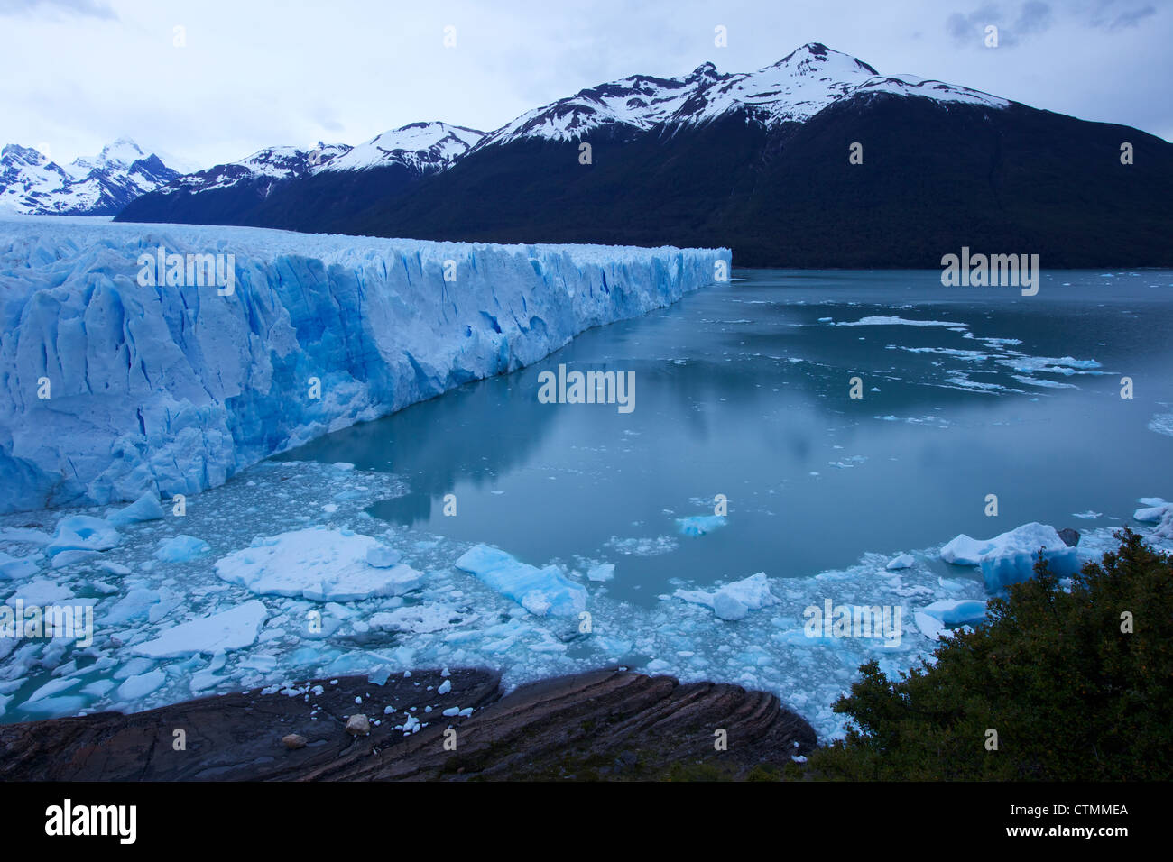 Vista del Ghiacciaio Perito Moreno in condizioni di scarsa luce della sera Parque Nacional Los Glaciares El Calafate, Patagonia Argentina, Sud America Foto Stock