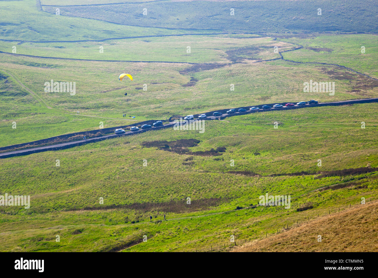 Para glider sbarco in un campo sotto Mam Tor hill nel Parco Nazionale di Peak District Derbyshire England Regno Unito Foto Stock