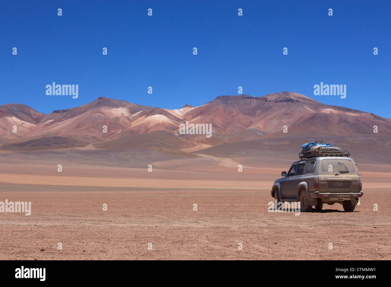 Veicolo fuoristrada in ocra paesaggio vicino Las Rocas de Dali, Los Lipez, Southwestern Bolivia, Sud America. Foto Stock