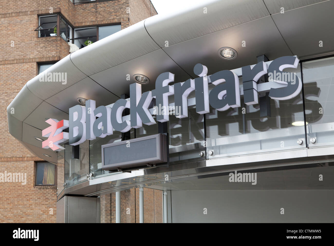 Blackfriars tubo e stazione ferroviaria ingresso Foto Stock