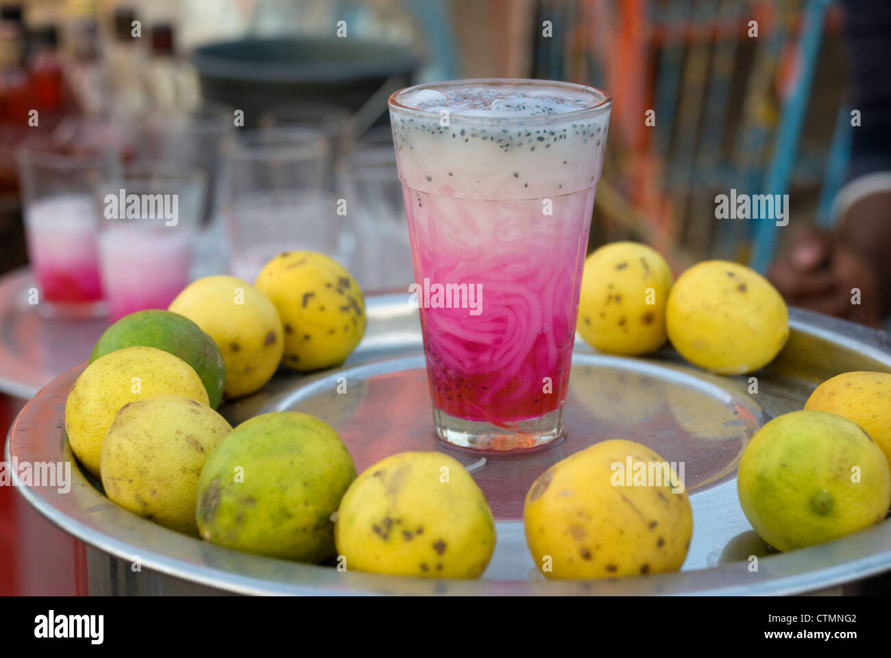 Un bicchiere di Falooda sul display per attirare i clienti - Fiera di scena, Mumbai, Maharashtra Foto Stock