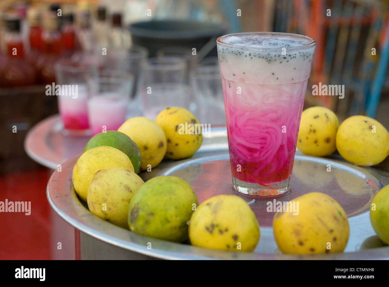 Un bicchiere di Falooda sul display per attirare i clienti - Fiera di scena, Mumbai, Maharashtra Foto Stock