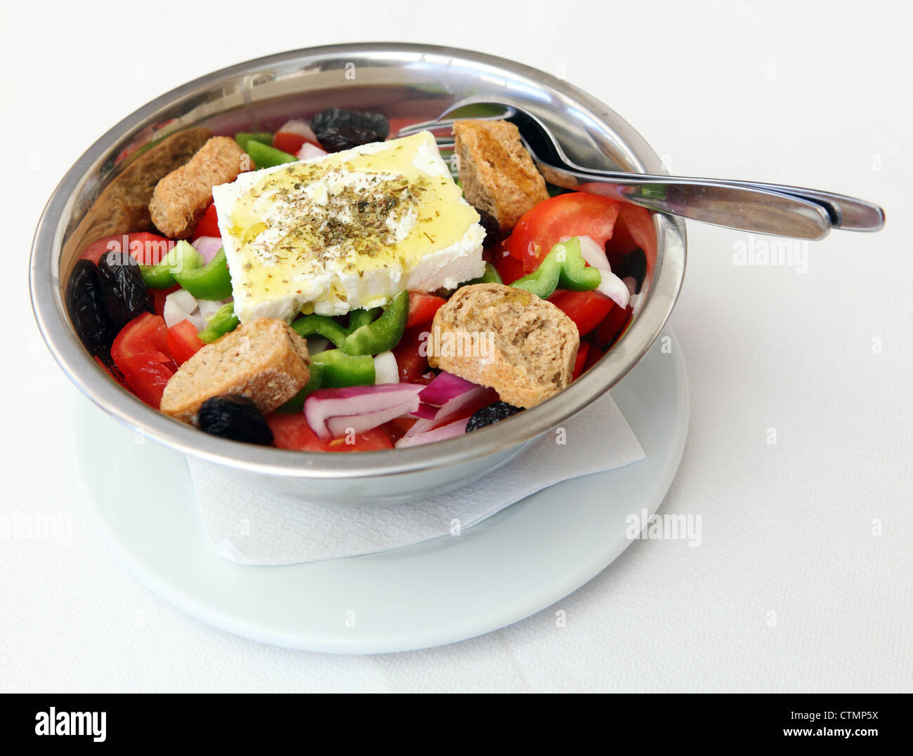 Un tradizionale stile taverna, insalata greca con olive e formaggio feta, pomodoro, cipolla, peperone, origano, olio d'oliva e fette biscottate cretese Foto Stock