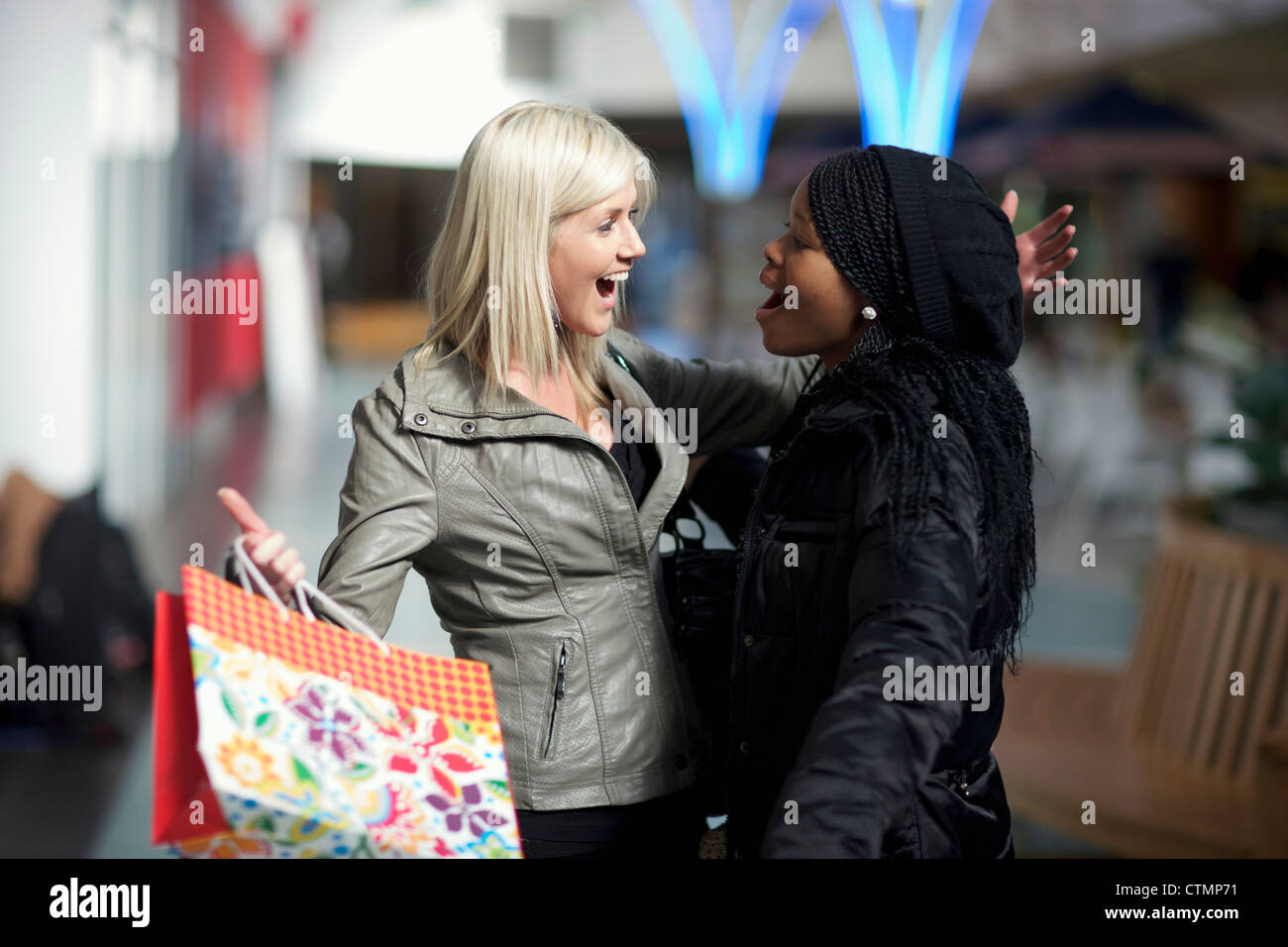 Saluto gli amici di ogni altro, Pietermaritzburg, KwaZulu-Natal, Sud Africa Foto Stock