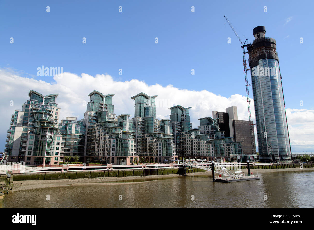 Rainbow su Vauxhall Tower e St George Wharf Building - Londra, Inghilterra Foto Stock