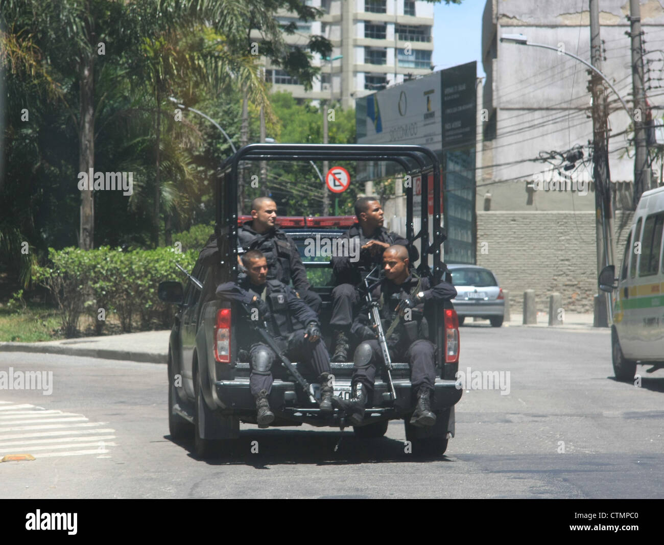 La polizia di lasciare un raid in Favela da Rocinha, Rio de Janeiro, Brasile (leggermente soft focus) Foto Stock