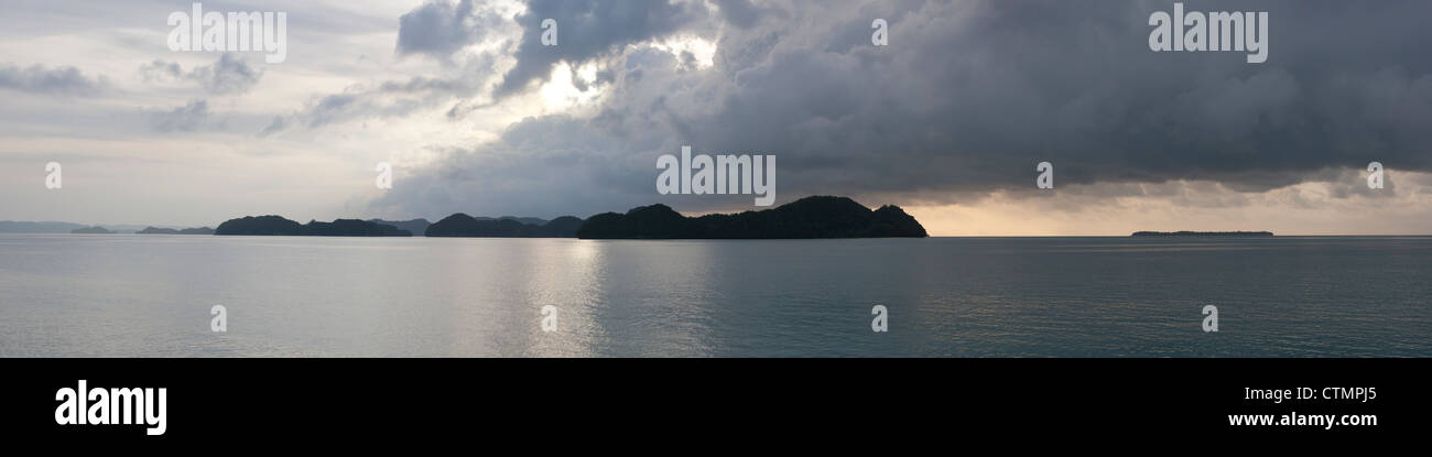 Vista delle isole di Palau come visto da vivere a bordo di una barca subacquea Ocean Hunter III al di ancoraggio vicino al canale in tedesco. Foto Stock