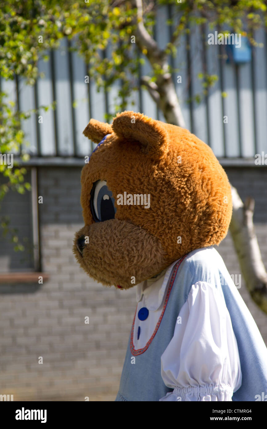 Miss Honey Bear mascot a Halo alimenti gelati e dolci, fabbrica Tywyn, il Galles del nord Foto Stock