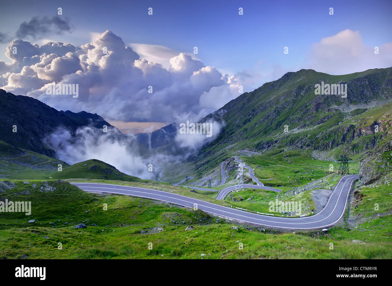 Strada di montagna con nuvole, Carpazi romeni, Transfagarasan Foto Stock