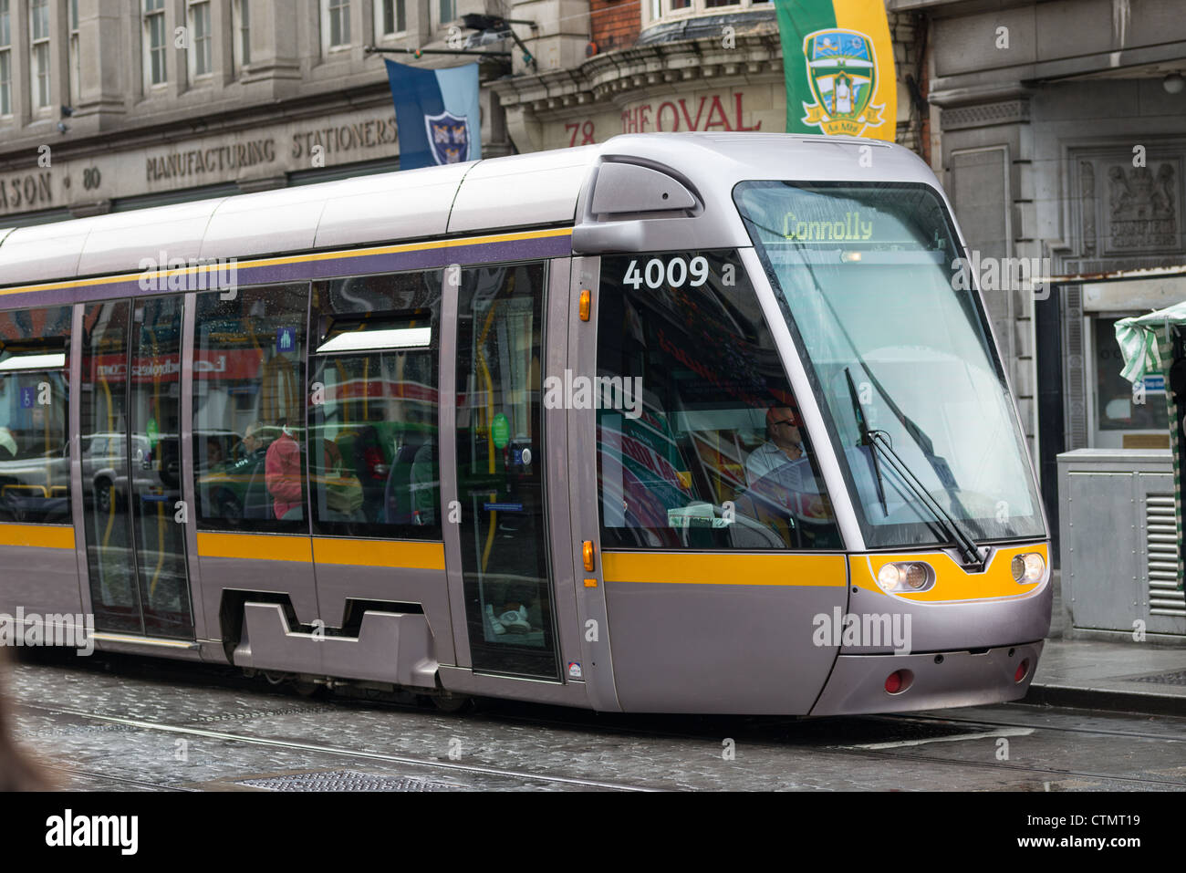 Un tram nel centro della città di Dublino. Repubblica di Irlanda. Foto Stock