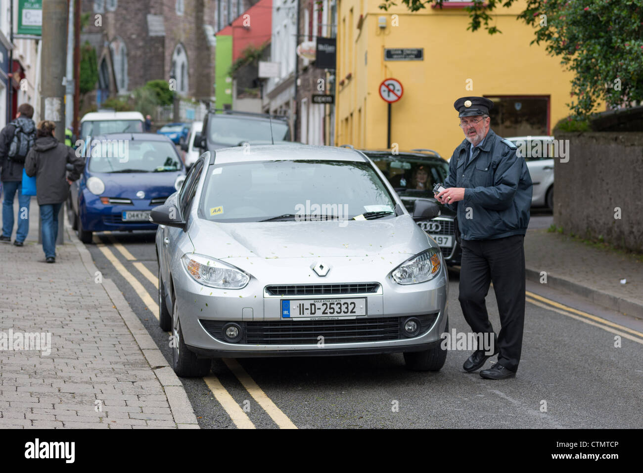 Traffico irlandese operaio in Dingle town, nella contea di Kerry in Irlanda. Foto Stock