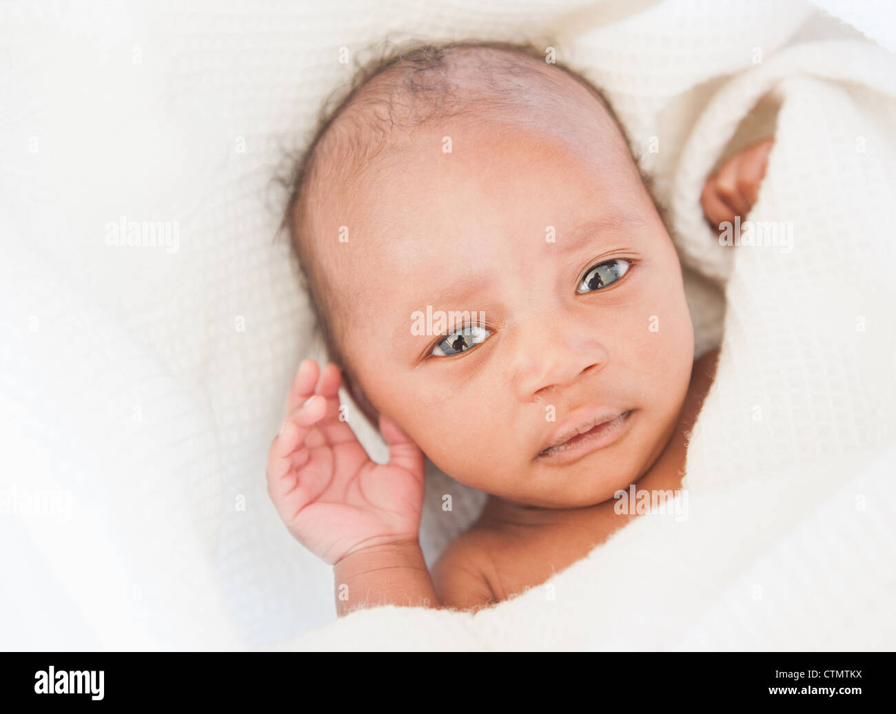 Close-up ritratto di neonato avvolto in una coperta a Johannesburg, Sud Africa Foto Stock