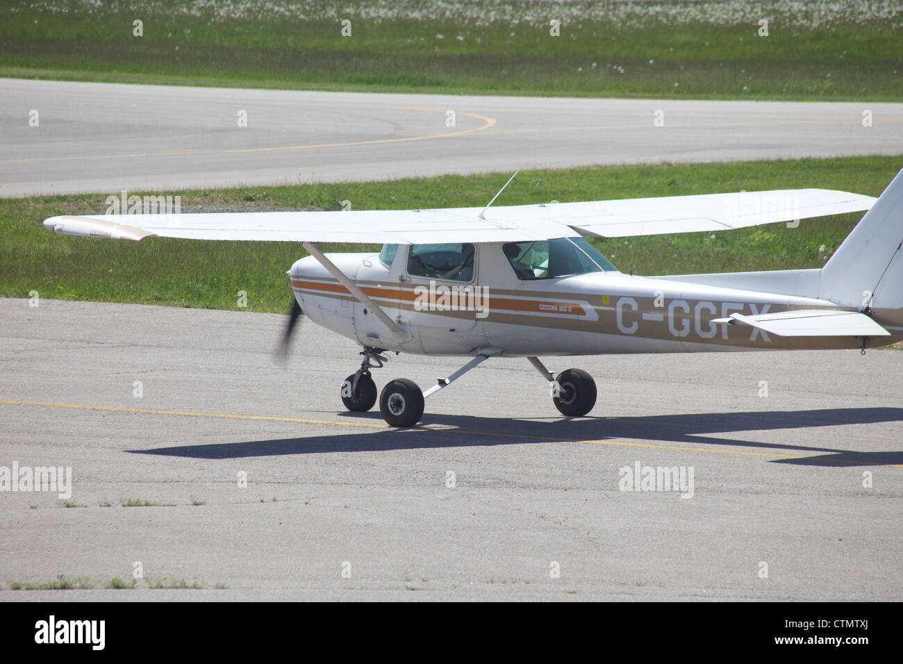 Cessna 152 in rullaggio a Oshawa aeroporto, vicino a Toronto, Ontario, Canada Foto Stock