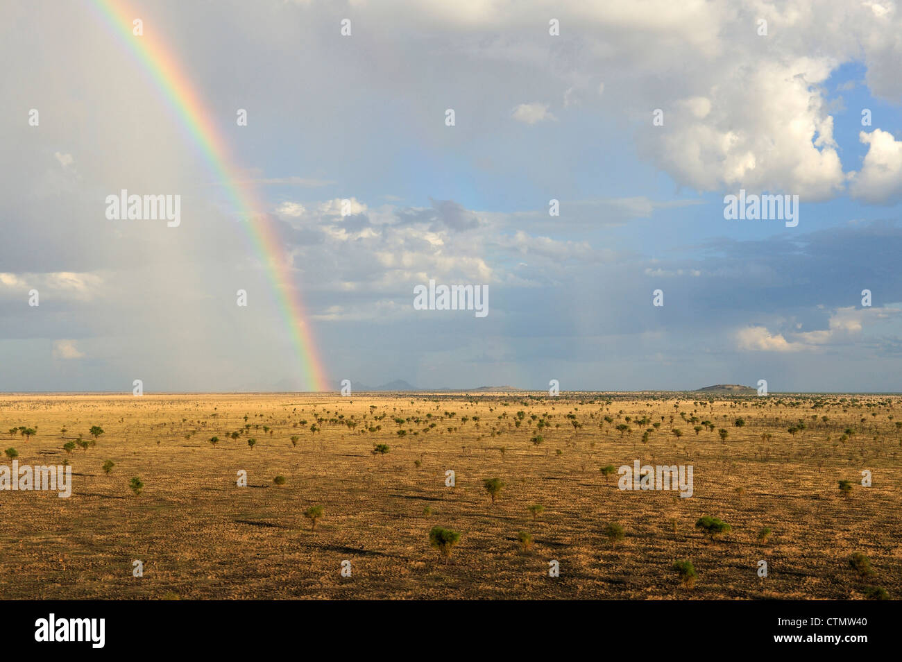 Rainbow sopra le vaste praterie di savana di Boma National Park, Repubblica del Sud Sudan Foto Stock