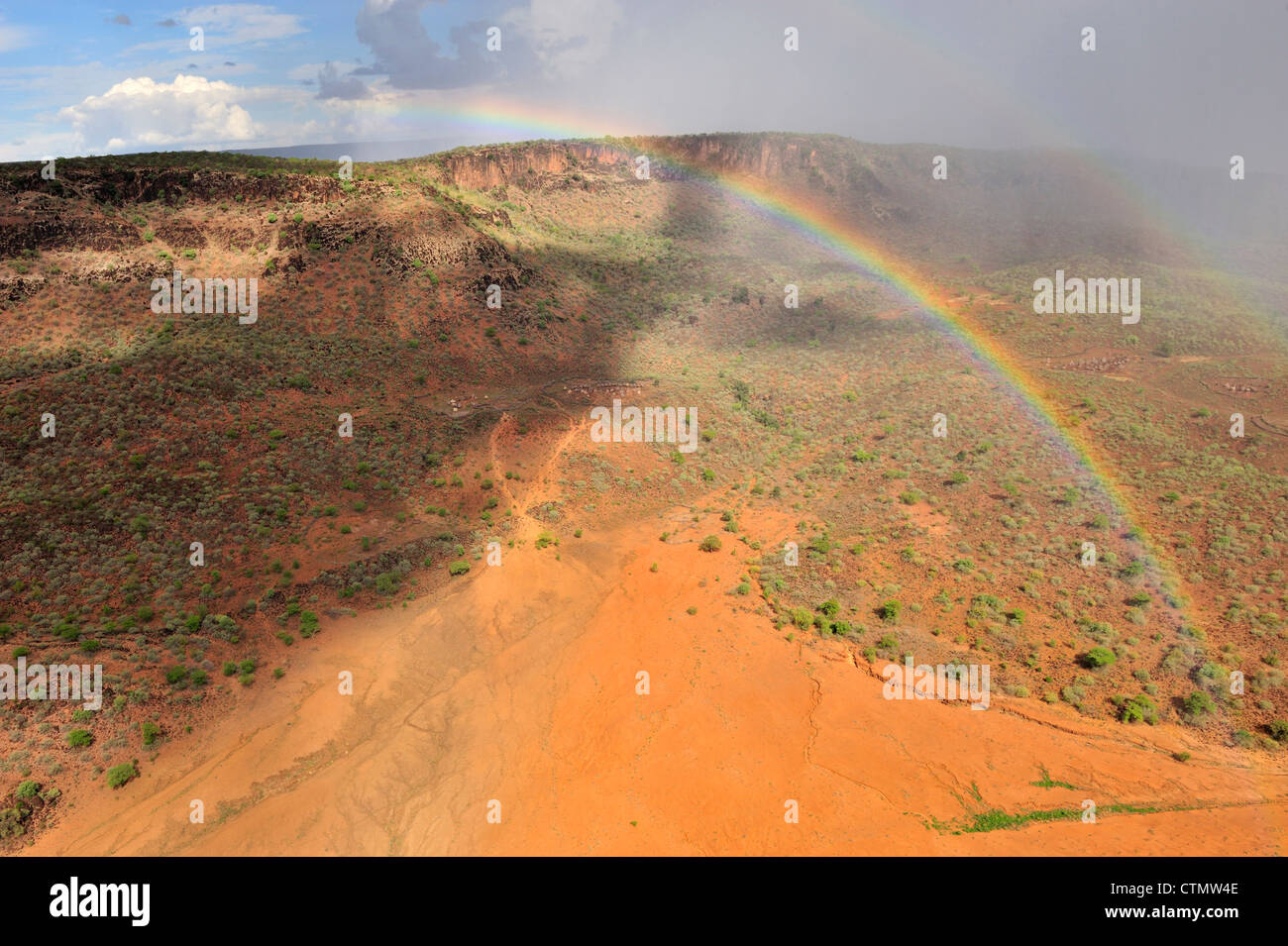 Arcobaleno dopo le piogge, Taposa villaggi nel distretto di Kapoeta, Repubblica del Sud Sudan Foto Stock