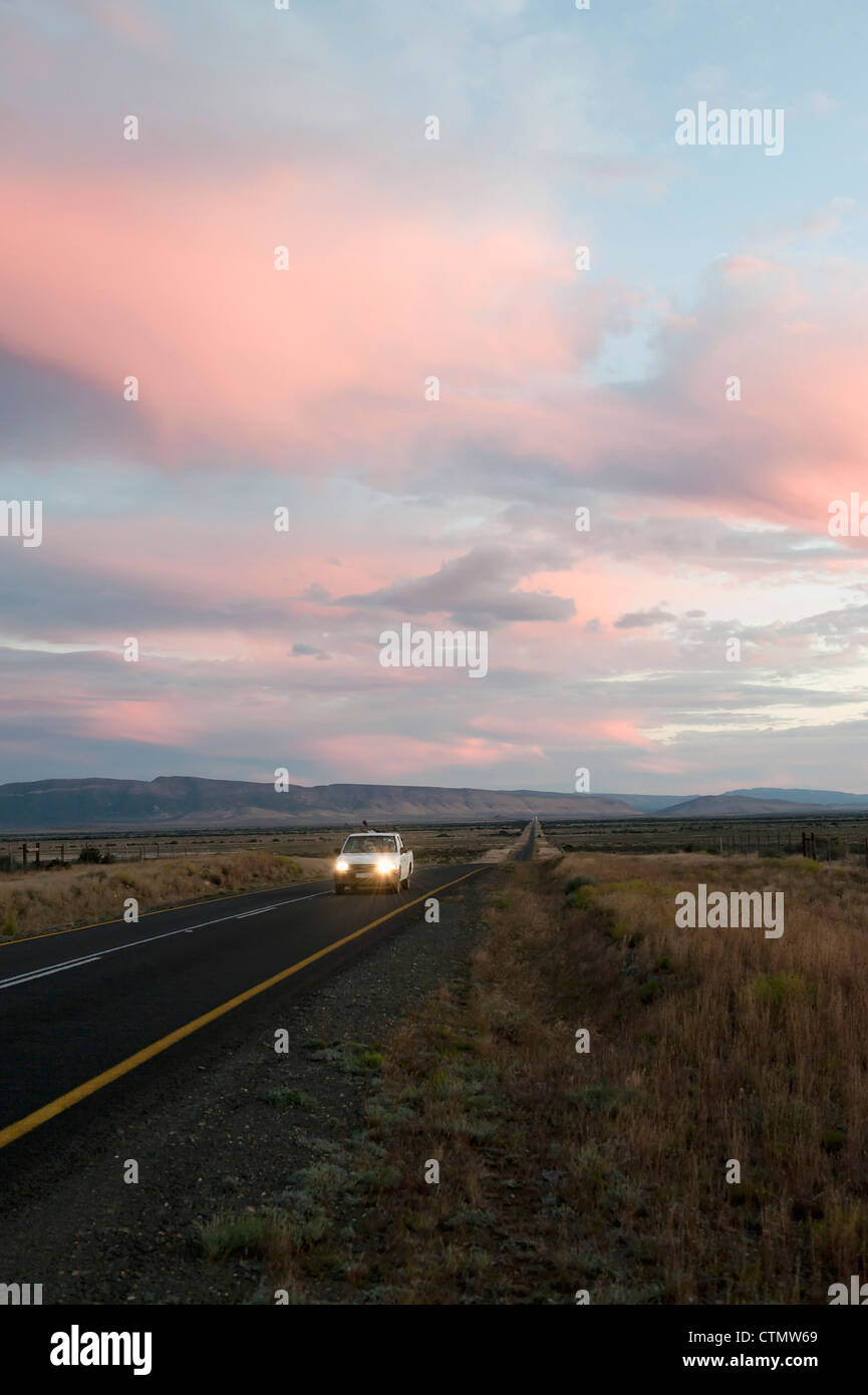 La lunga strada: i viaggiatori al tramonto nella grande Karoo, Sud Africa Foto Stock