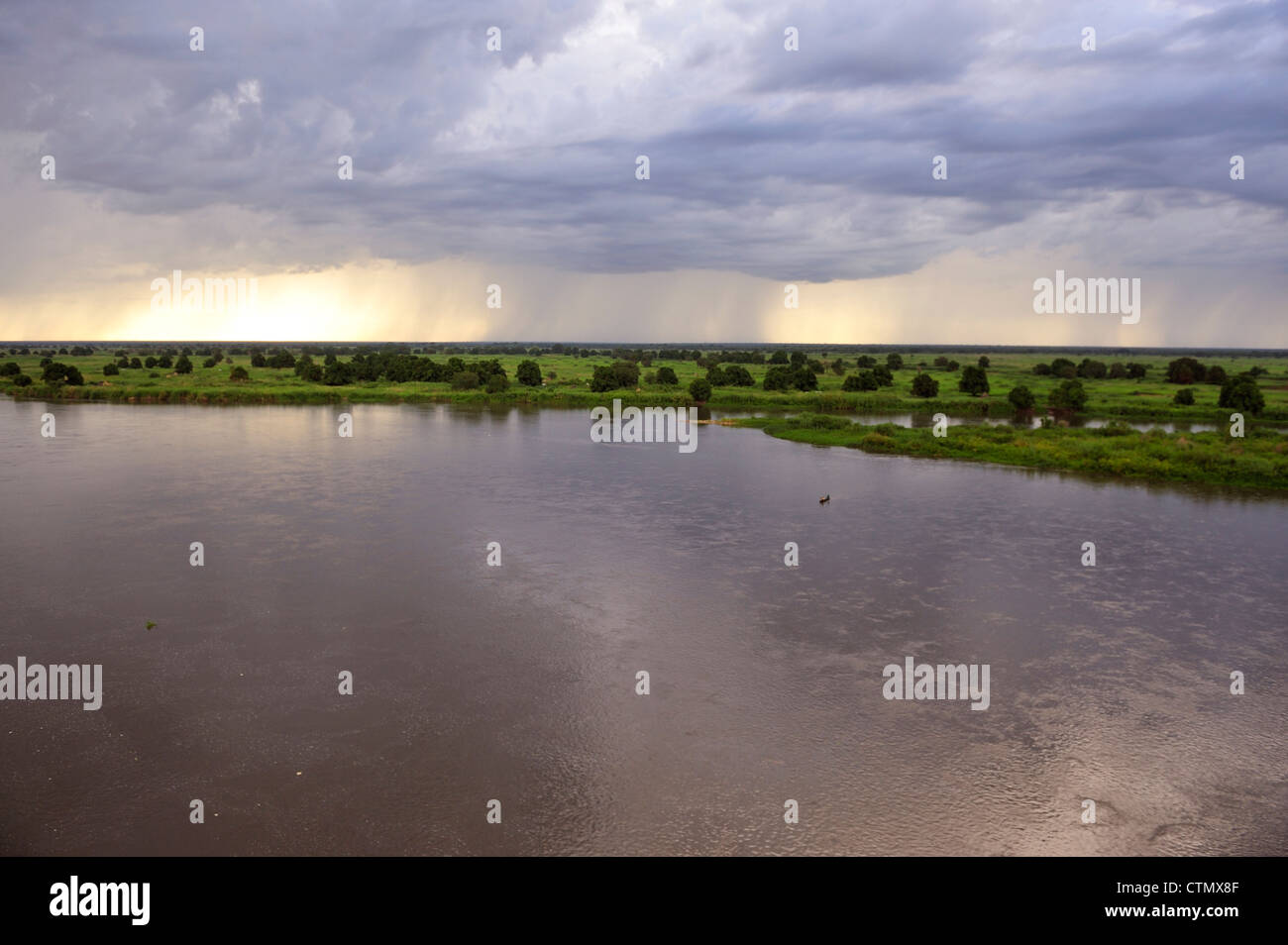 Fiume Nilo, canoa e nuvole temporalesche vicino a Juba, Repubblica del Sud Sudan Foto Stock