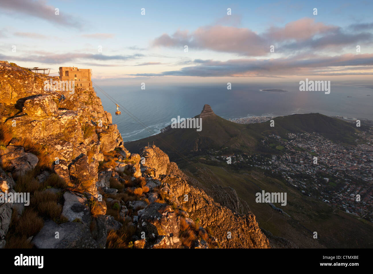 Una vista in alzata della Cabinovia di Table Mountain e Cape Town, Western Cape, Sud Africa Foto Stock