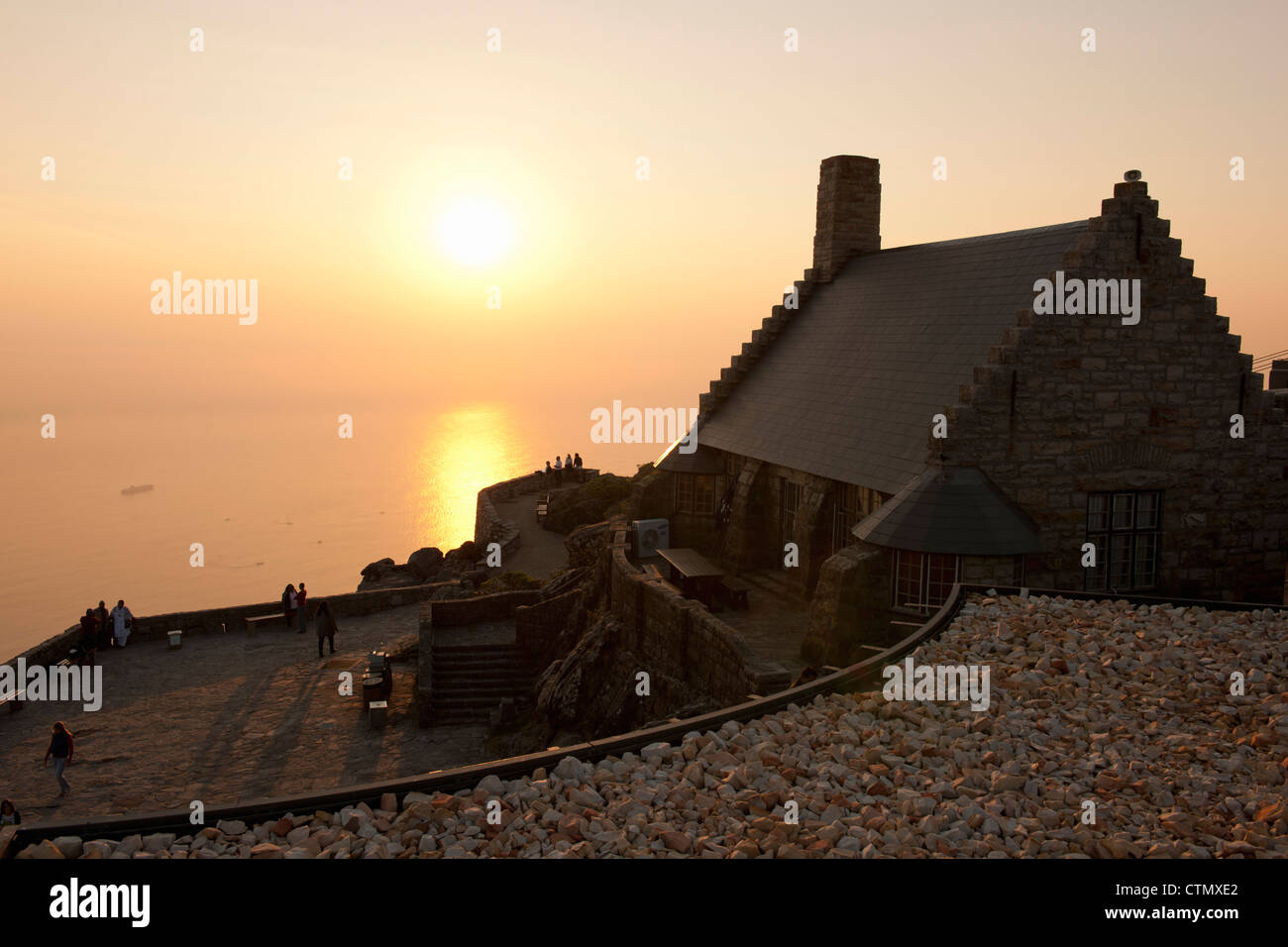 Il ristorante sulla cima della montagna della tavola che si affaccia sull'oceano Atlantico al tramonto. Cape Town, Western Cape, Sud Africa Foto Stock
