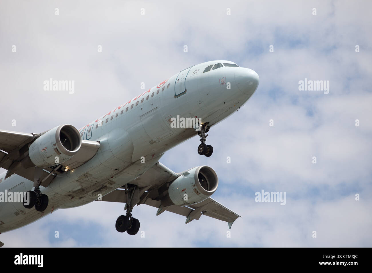 Air Canada Airbus 320 atterraggio all'Aeroporto Pearson di Toronto, Canada Foto Stock