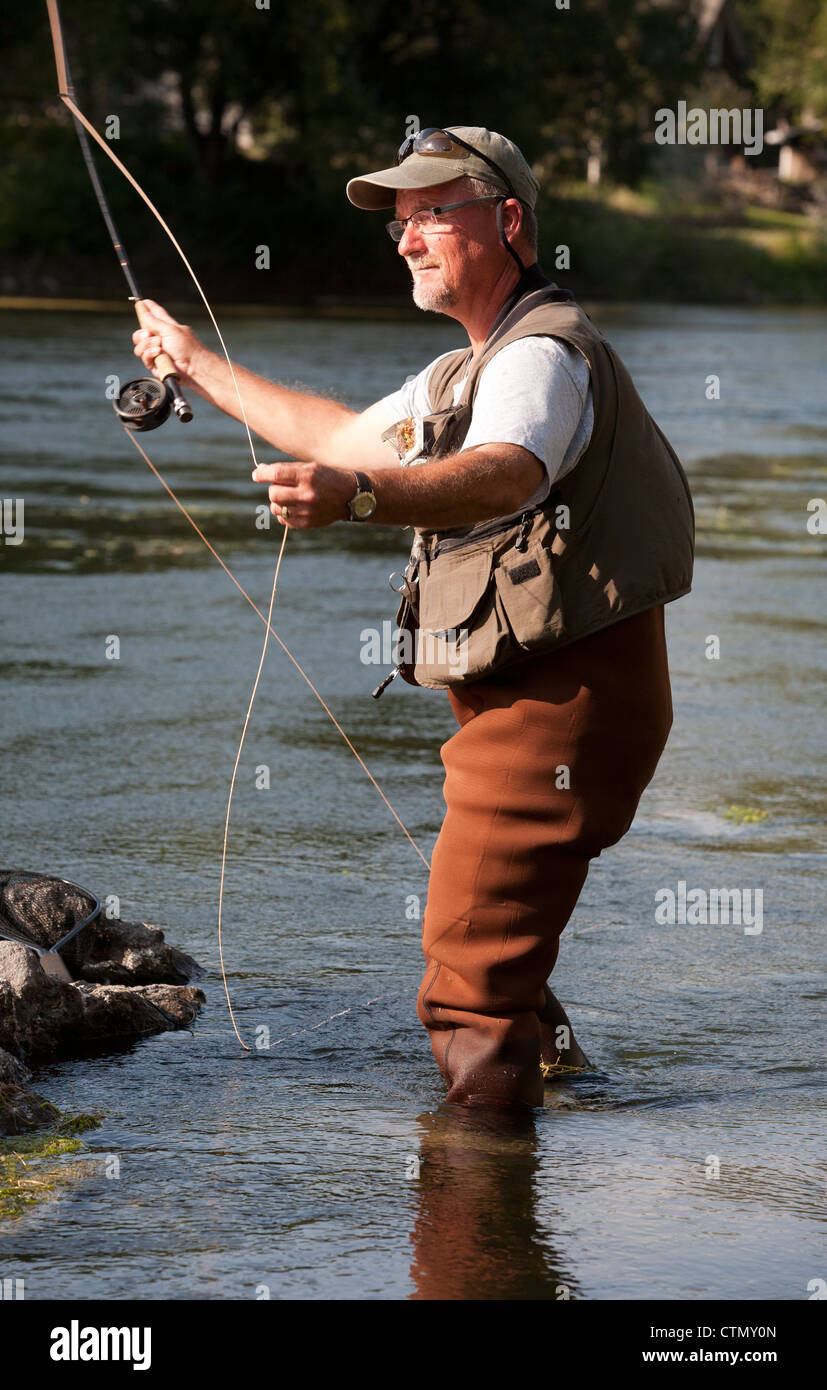 Un pescatore di pesca alla trota in fiume Missouri Foto Stock