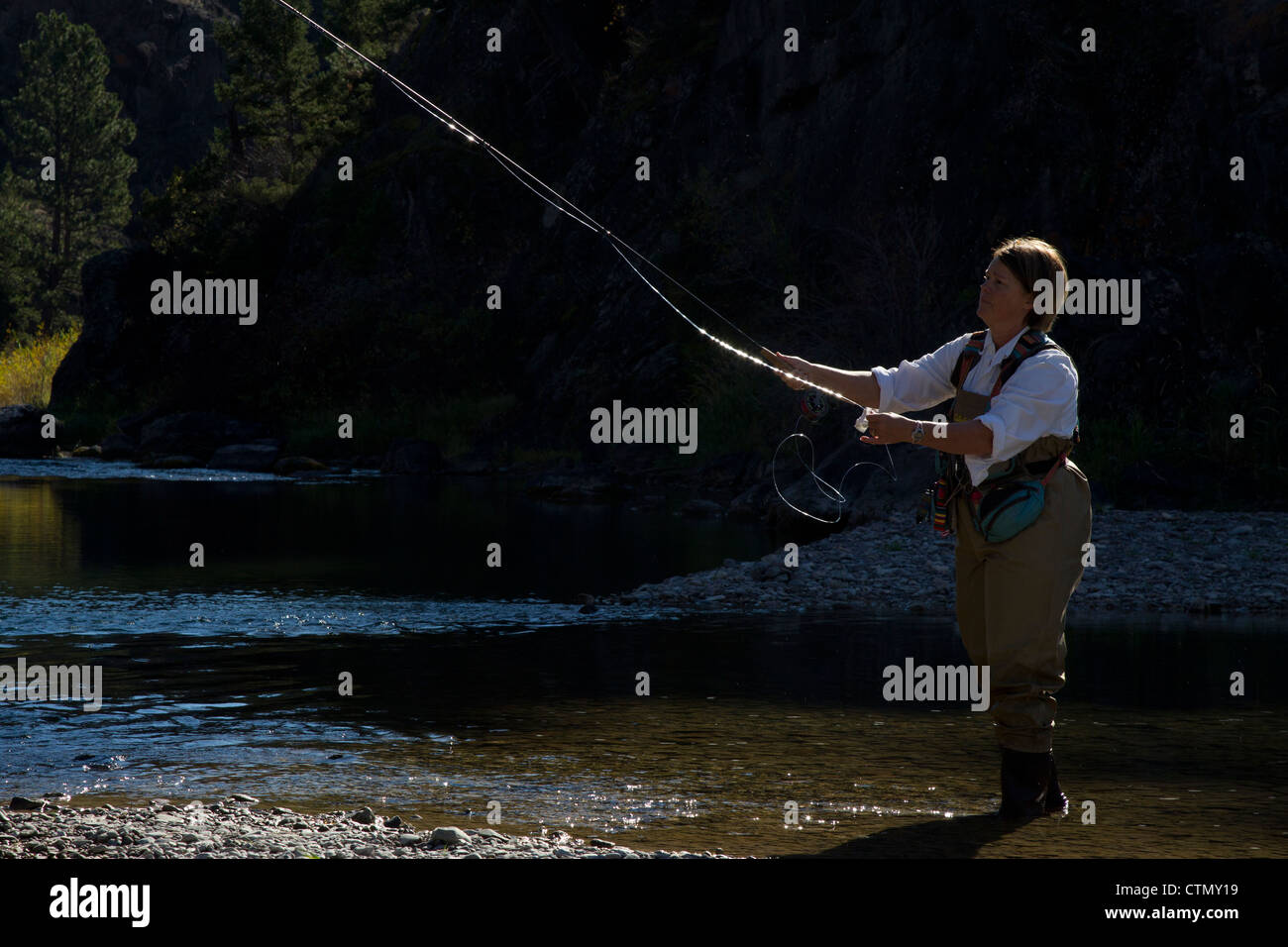 Una donna getta per la trota di fiume Dearborn, MT. Foto Stock