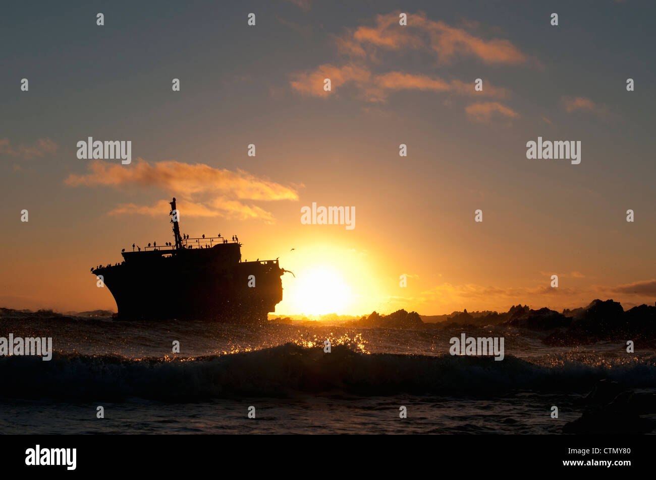 Relitto della nave al tramonto, Cape Agulhas, Western Cape, Sud Africa Foto Stock