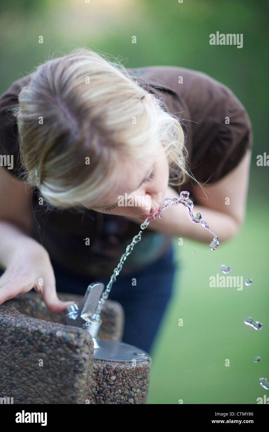 Donna acqua potabile da bere fontana, Walter Sisulu Giardini Botanici, Johannesburg Gauteng, Sud Africa Foto Stock