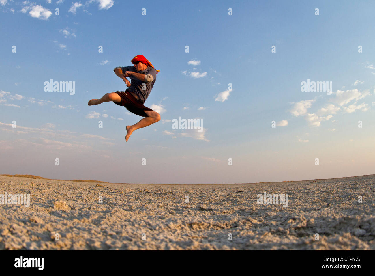 L'uomo jumping, Makadikadi, Botswana Foto Stock