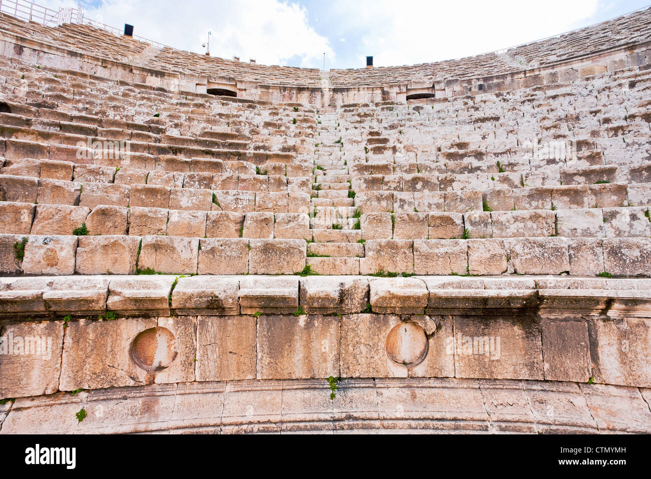 I sedili in pietra in un antico edificio di grande teatro Sud , Jerash in Giordania Foto Stock