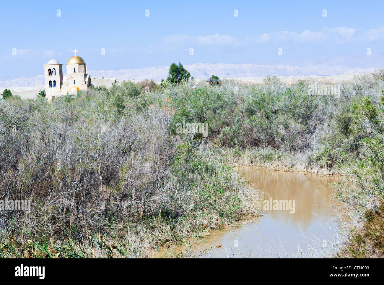 Vista sul fiume giordano Valle e San Giovanni chiesa vicino al sito di battesimo Foto Stock